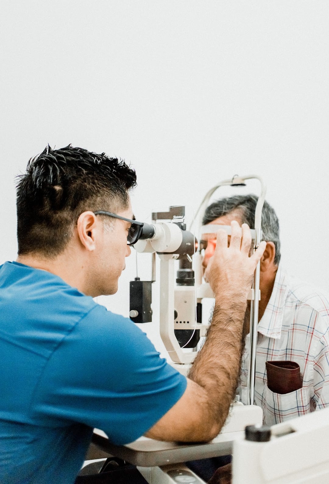 El doctor revisando un ojo con la lámpara de hendidura